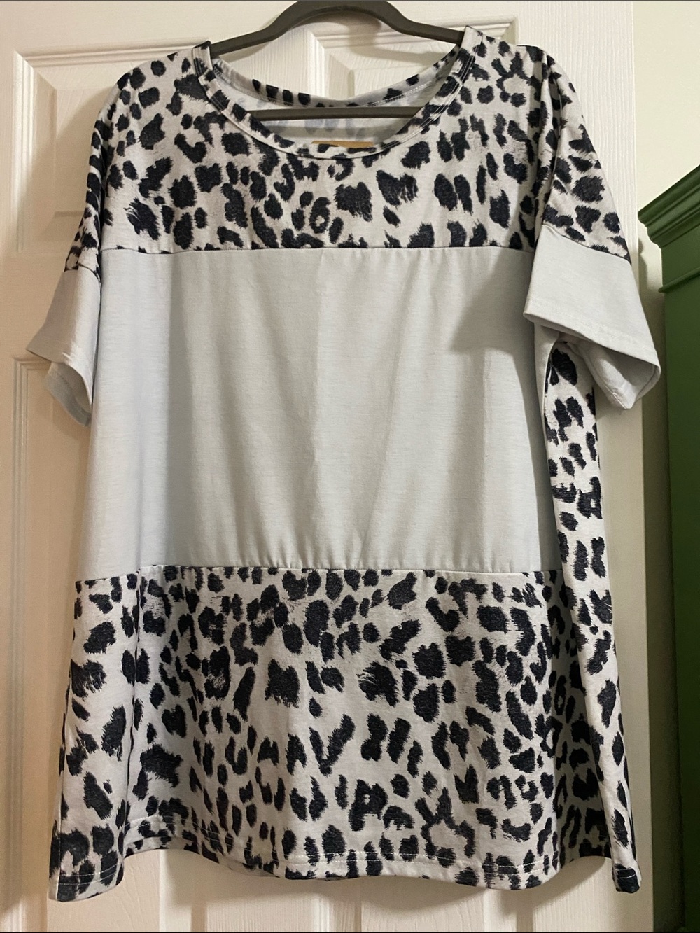 Wimen’s Plus Light Gray & Black Leopard Print Top